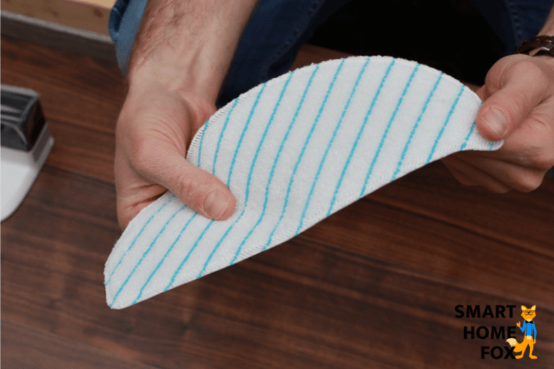 Das Wischtuch des Ecovacs Deebot T9 wird in der Hand gehalten